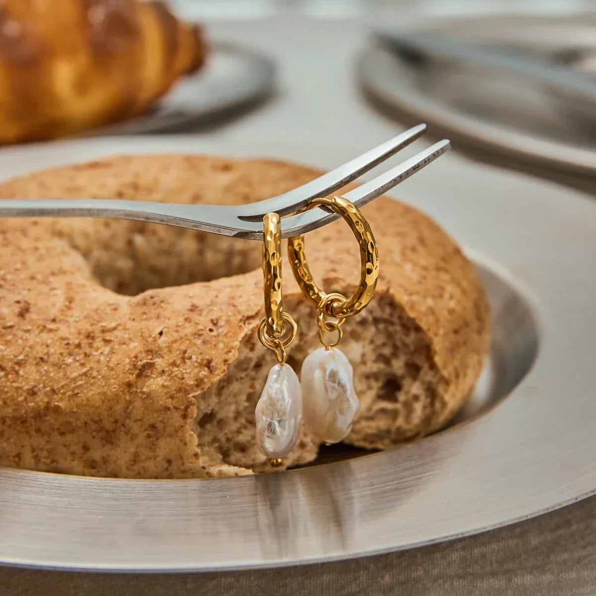 Brinco Argola Pérola Serena Banhado a Ouro 18k – Dolce Diva - Dolce Diva