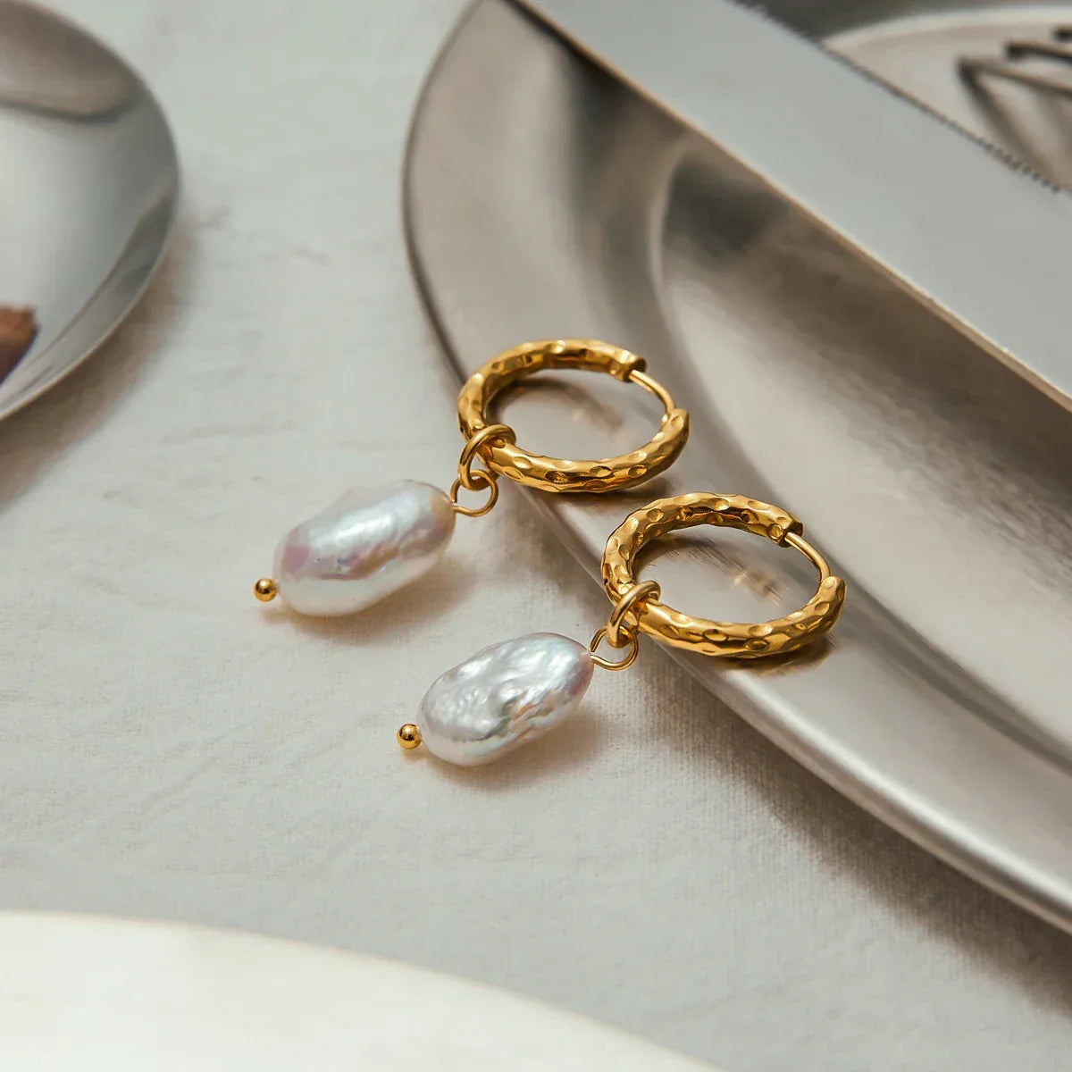 Brinco Argola Pérola Serena Banhado a Ouro 18k – Dolce Diva - Dolce Diva