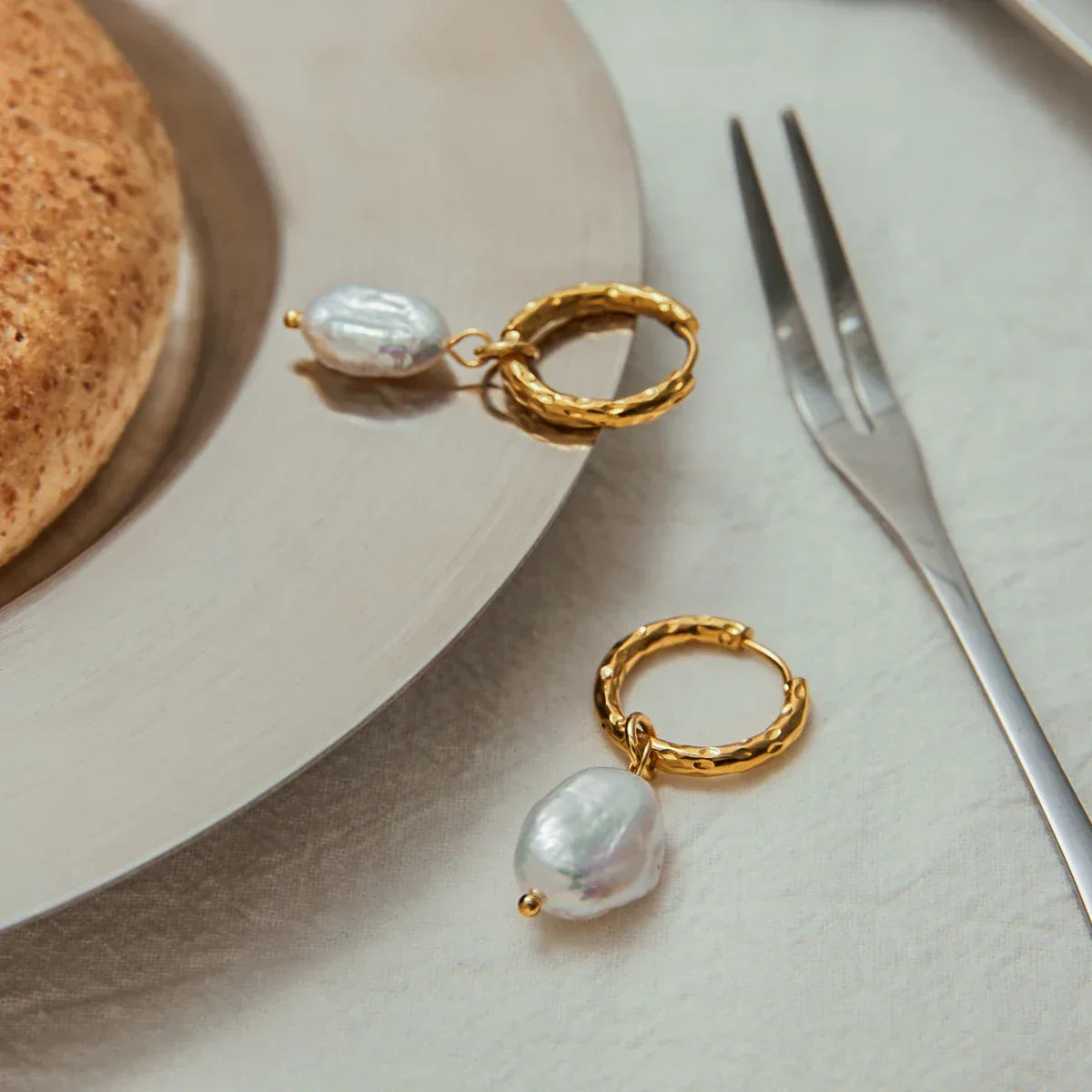 Brinco Argola Pérola Serena Banhado a Ouro 18k – Dolce Diva - Dolce Diva