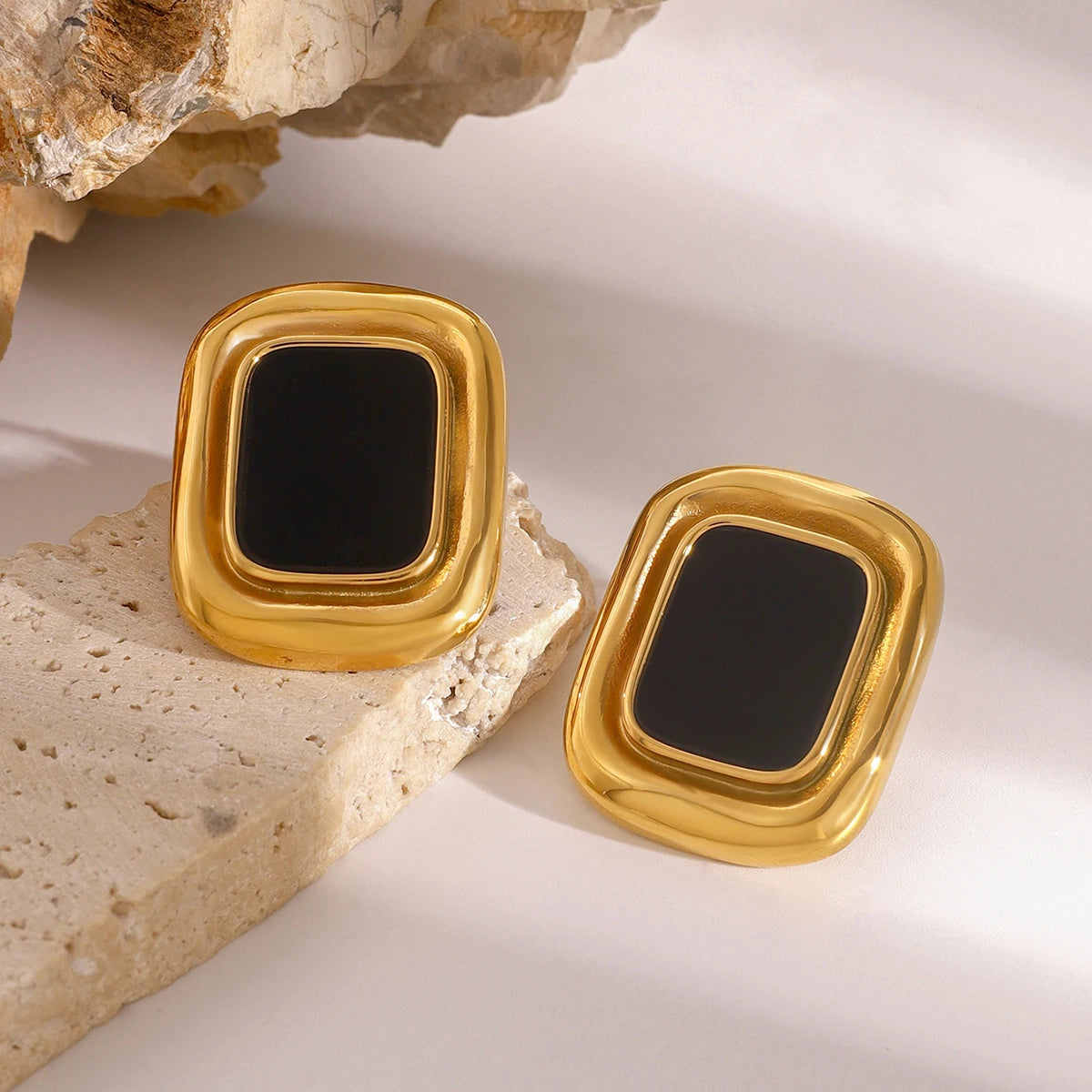 Brinco-Noir-Touch-Texturizado-com-Resina-Preta-Banhado-a-Ouro-18k-Dolce-Diva