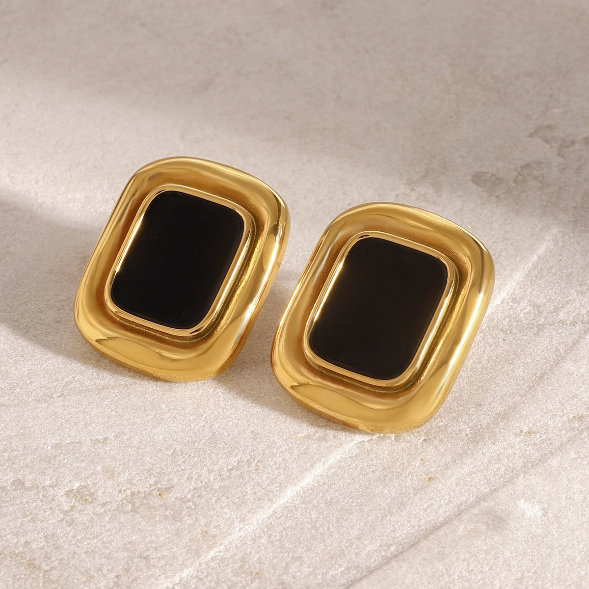 Brinco-Noir-Touch-Texturizado-com-Resina-Preta-Banhado-a-Ouro-18k-Dolce-Diva