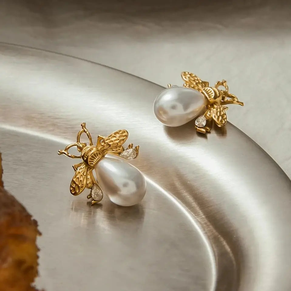 Brinco Bee Charm com Pérola-Banhado-a-Ouro-18k-Dolce-Diva