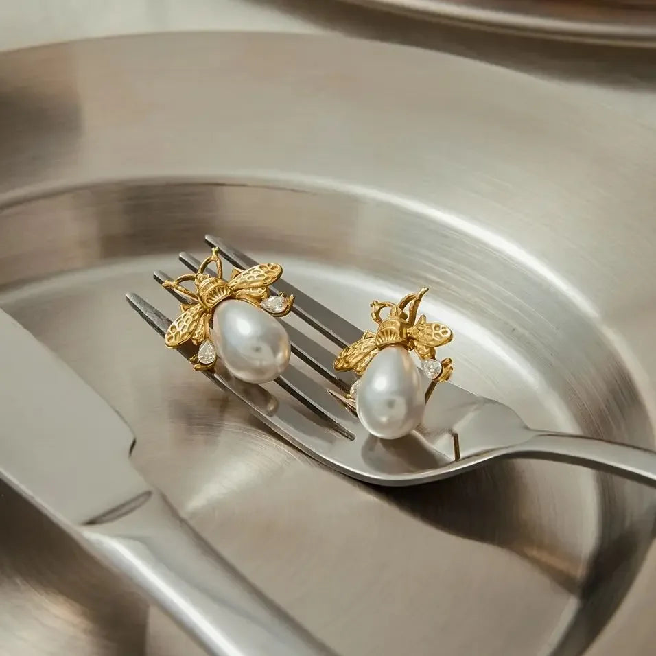 Brinco Bee Charm com Pérola Banhado a Ouro 18k – Dolce Diva - Dolce Diva