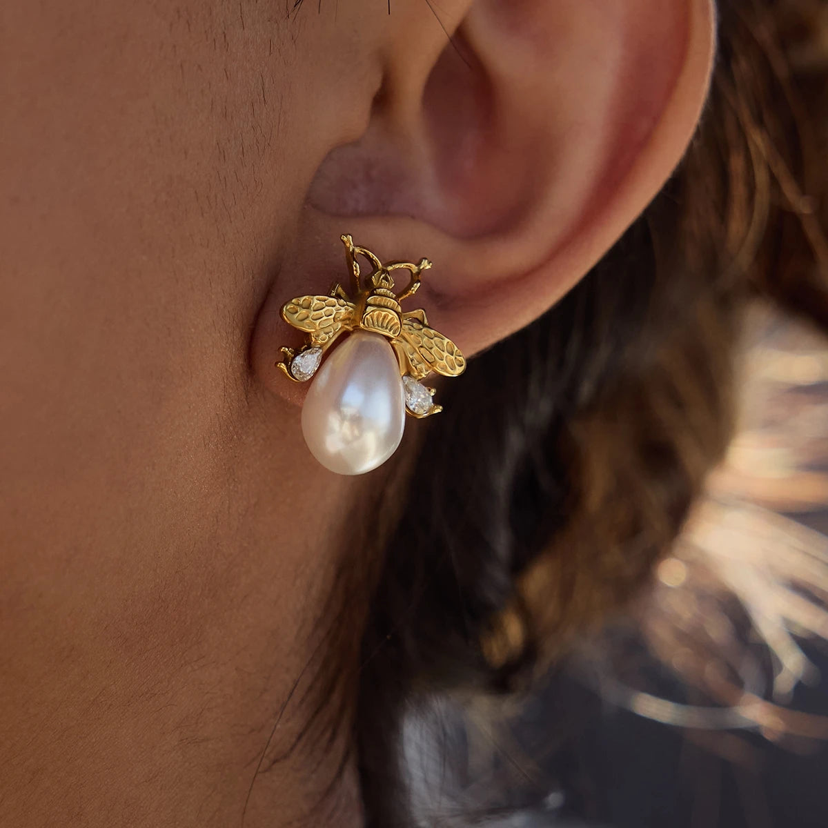 Brinco Bee Charm com Pérola-Banhado-a-Ouro-18k-Dolce-Diva