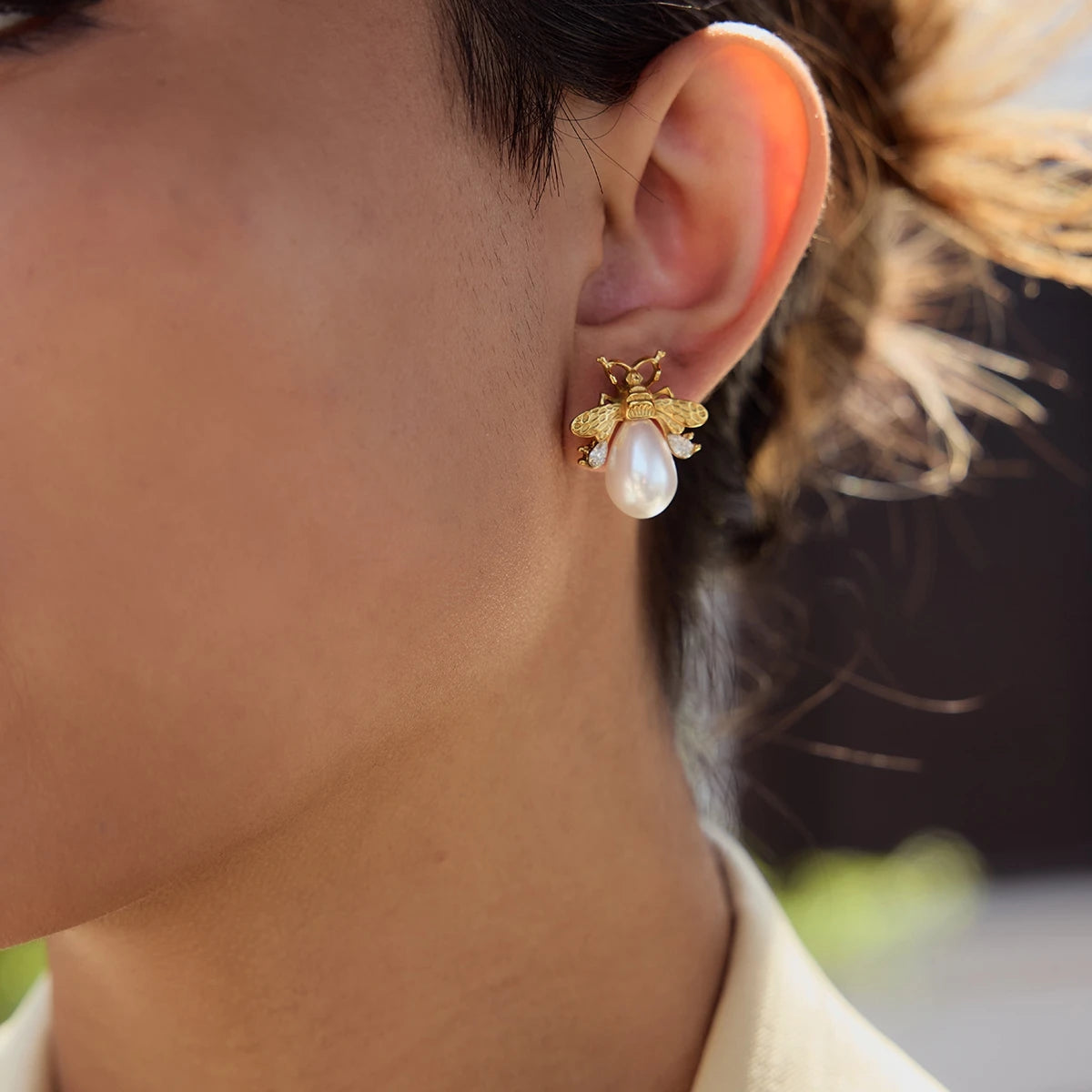 Brinco Bee Charm com Pérola-Banhado-a-Ouro-18k-Dolce-Diva
