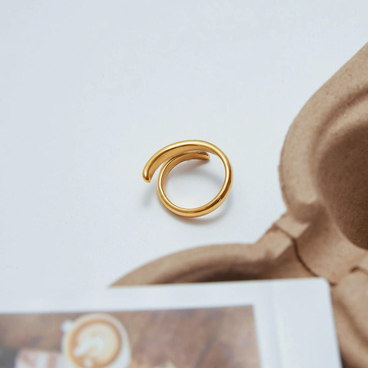 Anel Dourado Clássico com Linhas Metálicas e Banho de Ouro 18K - Dolce Diva