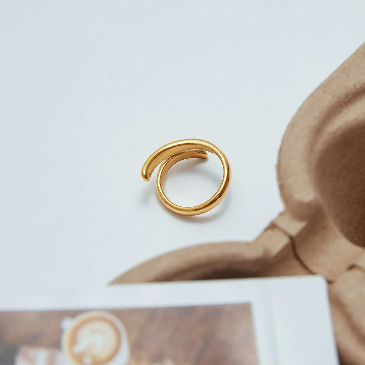 Anel Dourado Clássico com Linhas Metálicas e Banho de Ouro 18K - Dolce Diva - Dolce Diva