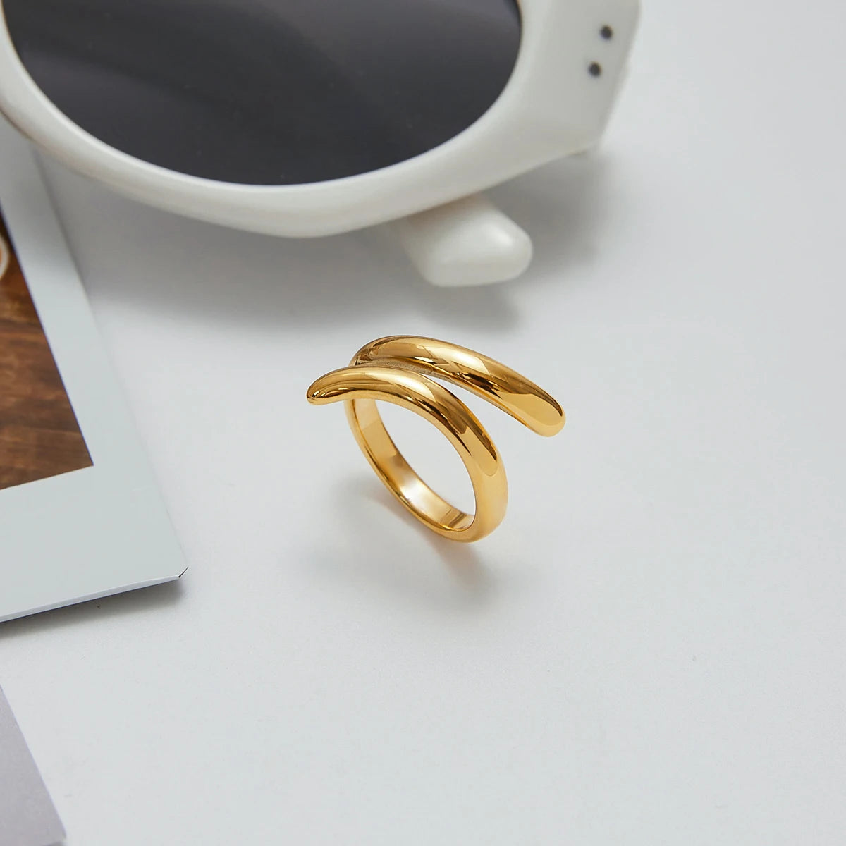 Anel Dourado Clássico com Linhas Metálicas e Banho de Ouro 18K - Dolce Diva