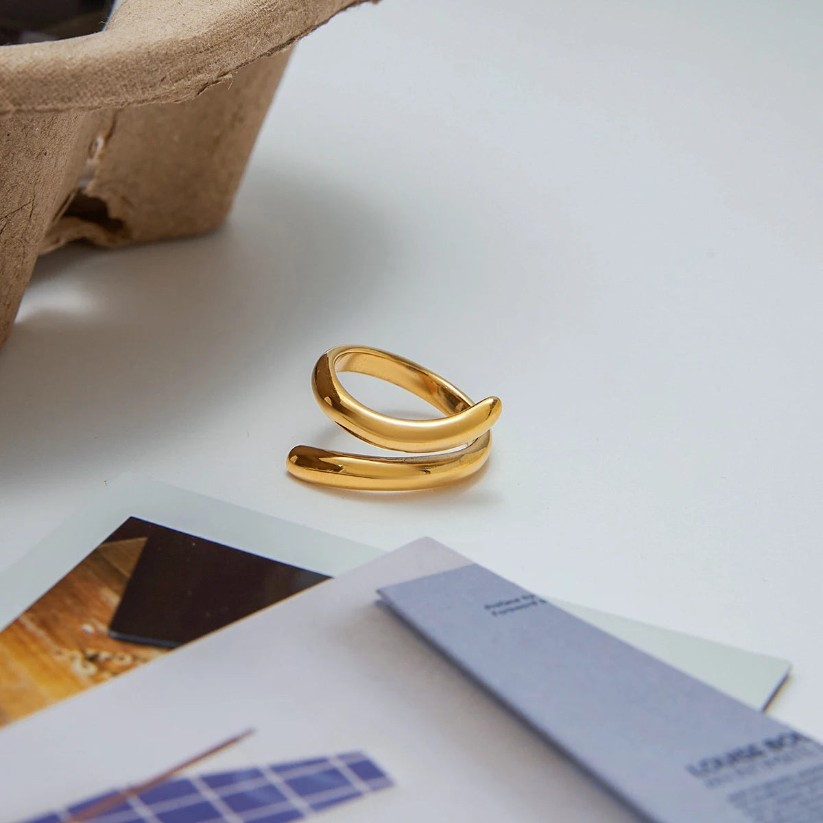 Anel Dourado Clássico com Linhas Metálicas e Banho de Ouro 18K - Dolce Diva