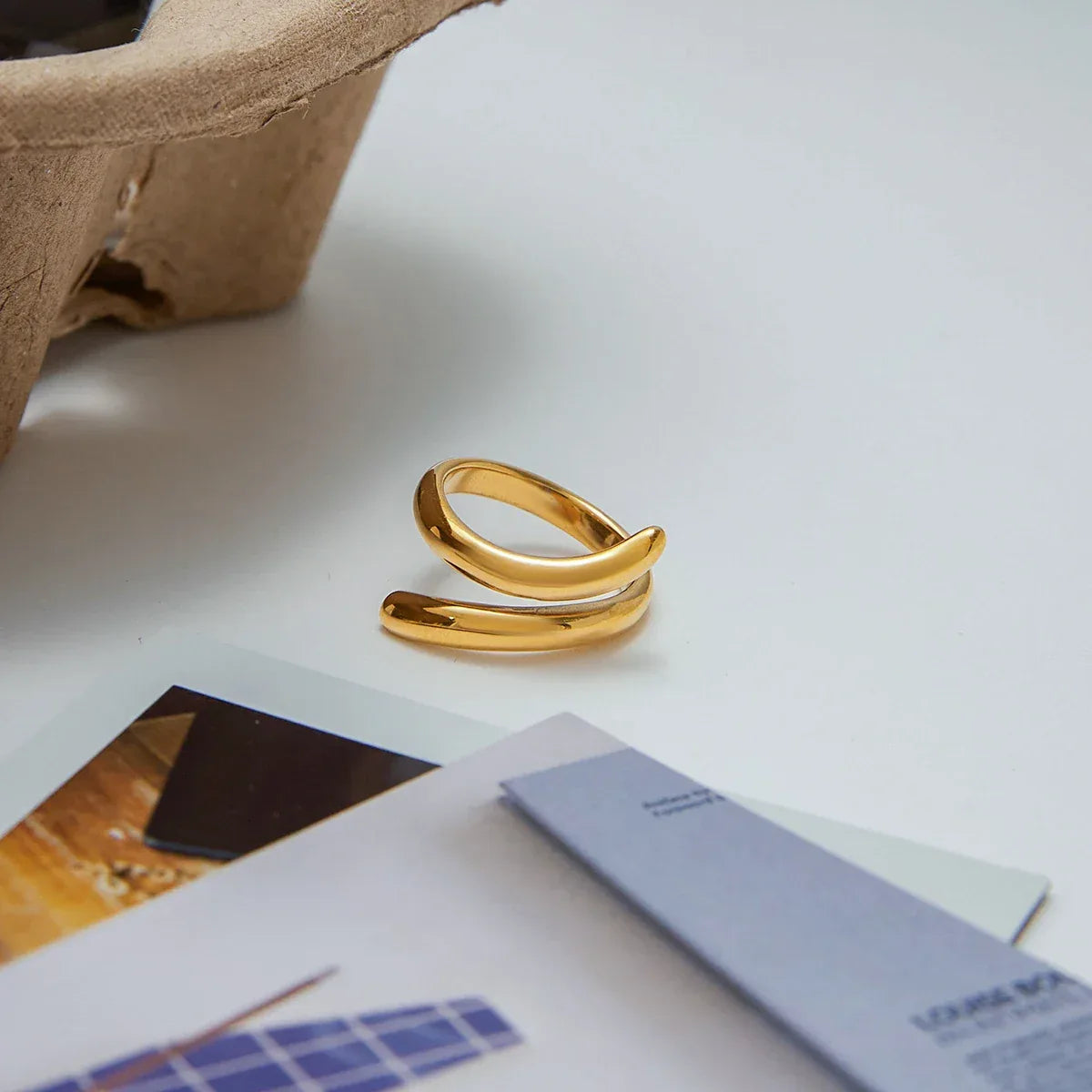 Anel Dourado Clássico com Linhas Metálicas e Banho de Ouro 18K - Dolce Diva - Dolce Diva