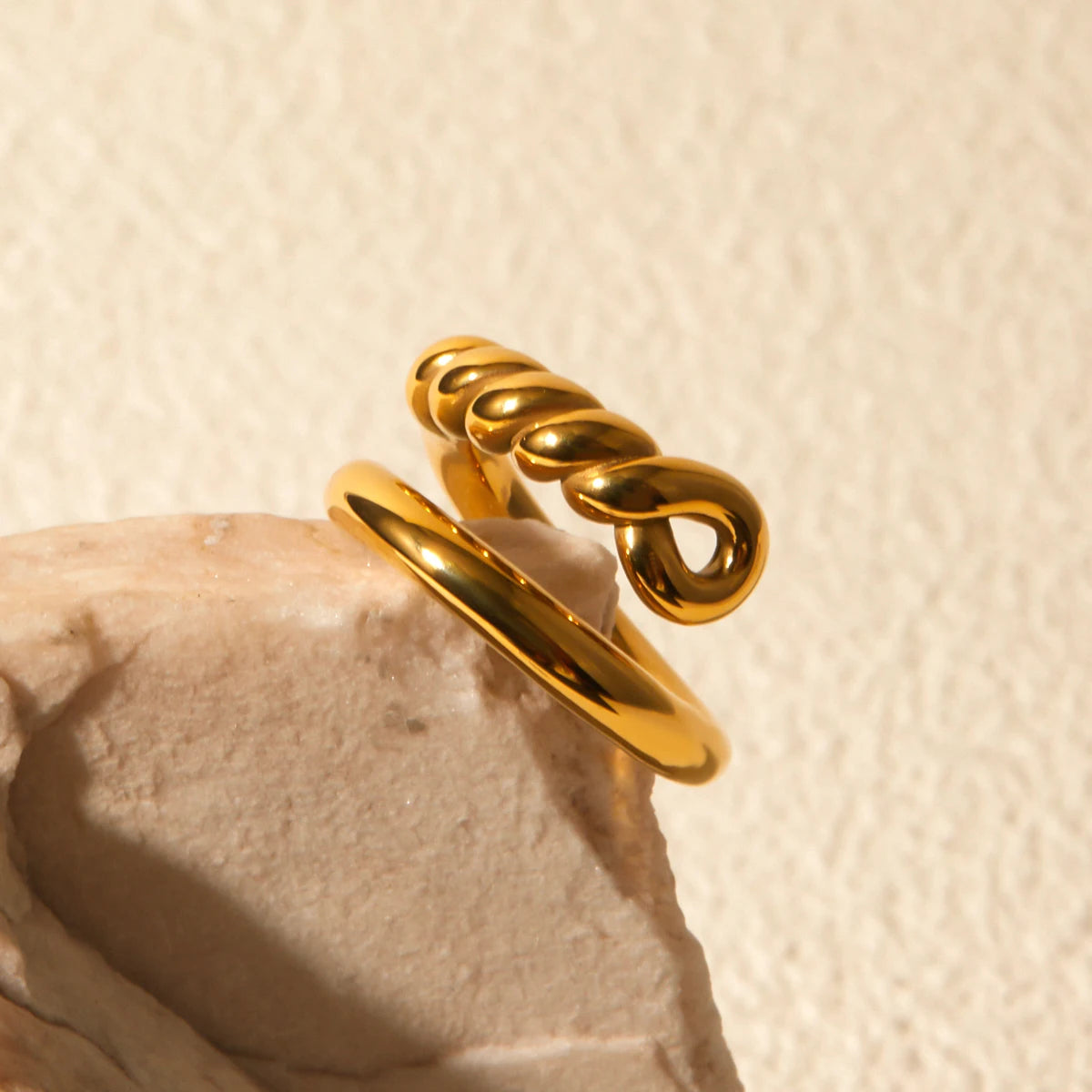 Anel Nó Torcido Dourado com Textura Metálica em Aço Inoxidável - Dolce Diva