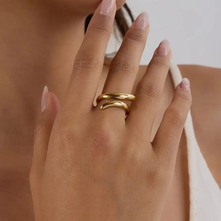Anel Dourado Clássico com Linhas Metálicas e Banho de Ouro 18K - Dolce Diva - Dolce Diva