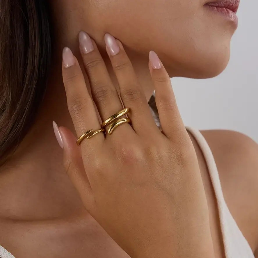 Anel Dourado Clássico com Linhas Metálicas e Banho de Ouro 18K - Dolce Diva